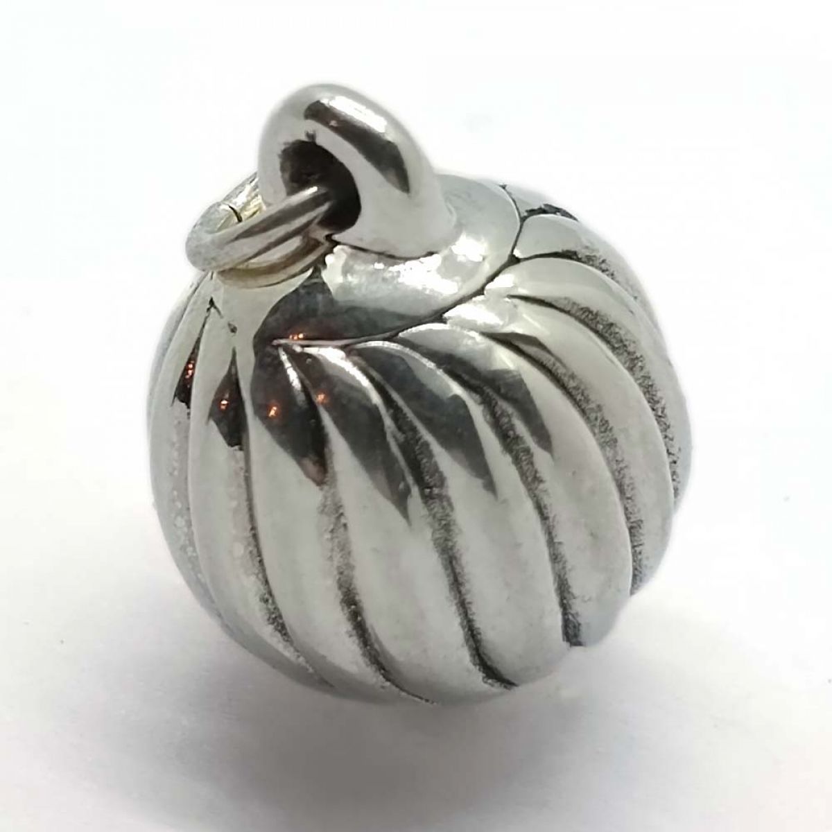 Srebrni privjesak - oblik rebrasta kugla