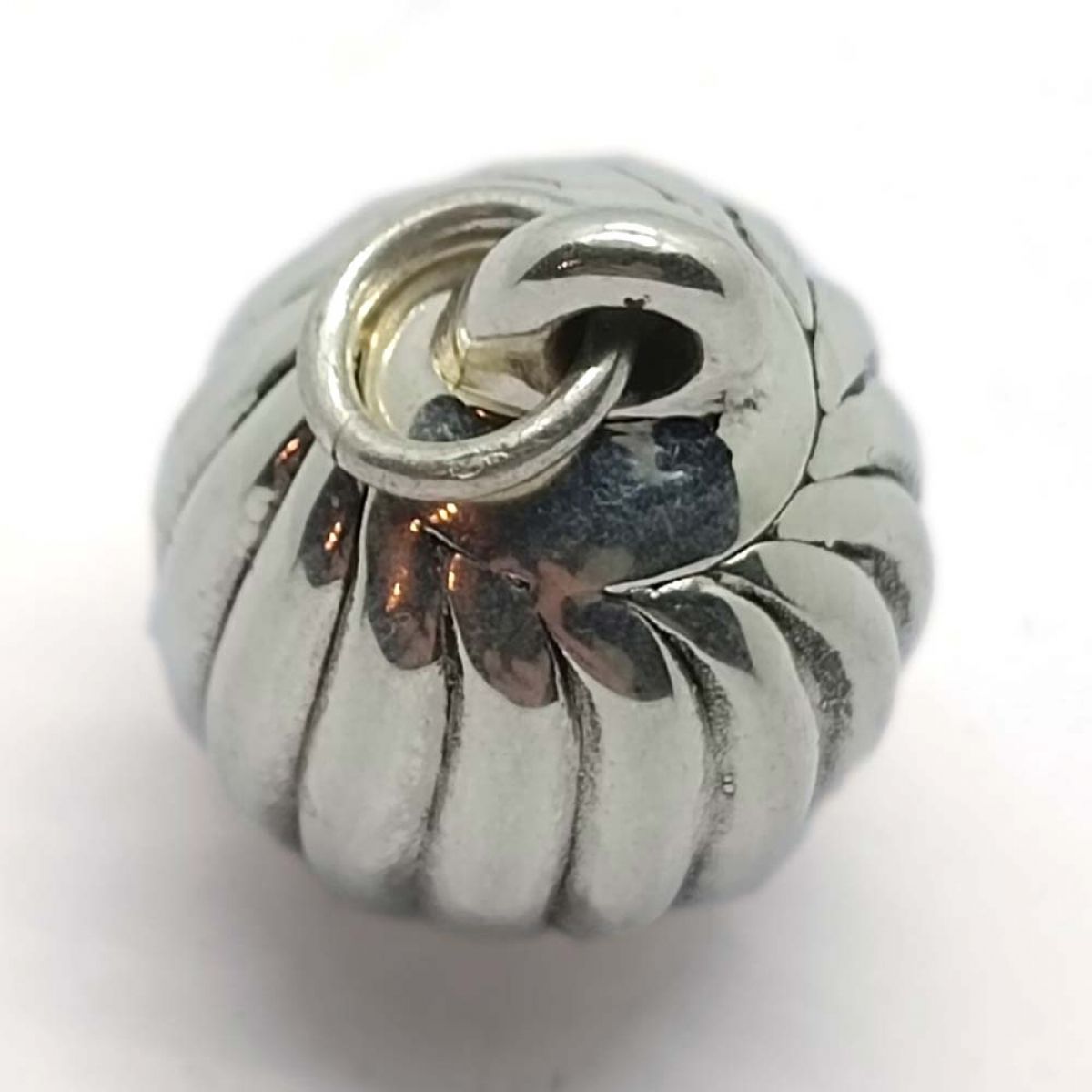 Srebrni privjesak - oblik rebrasta kugla