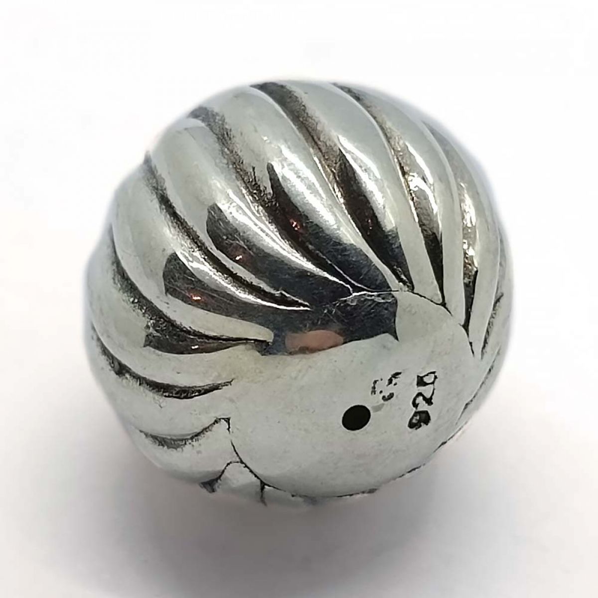 Srebrni privjesak - oblik rebrasta kugla