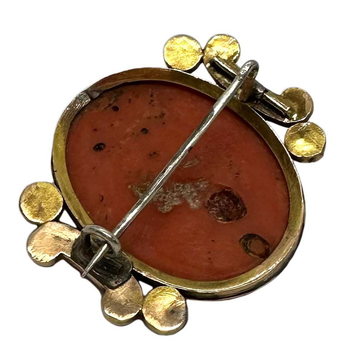 Zlatni broš s koraljem