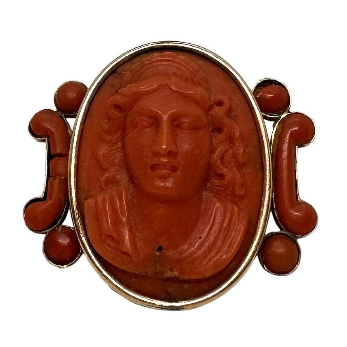 Zlatni broš s koraljem