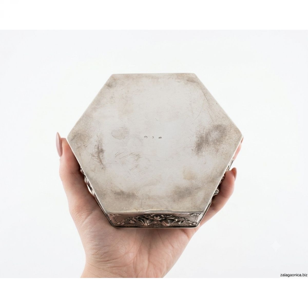 Srebrna ukrasna kutija s reljefom kerubina