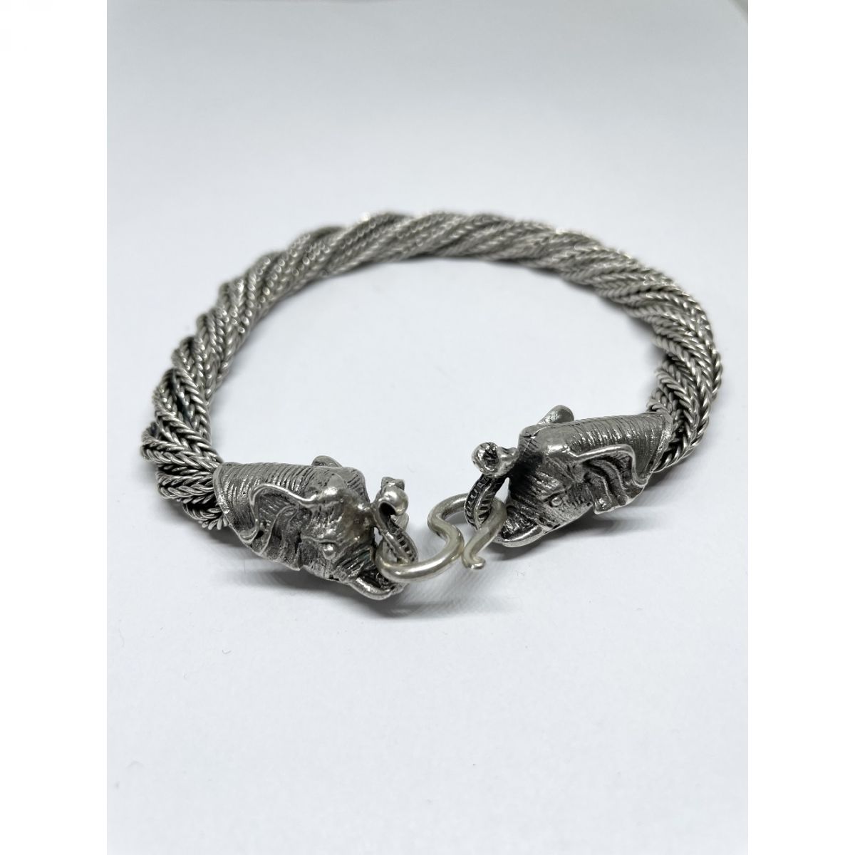 Srebrena narukvica sa slonovima