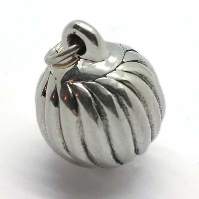 Srebrni privjesak - oblik rebrasta kugla