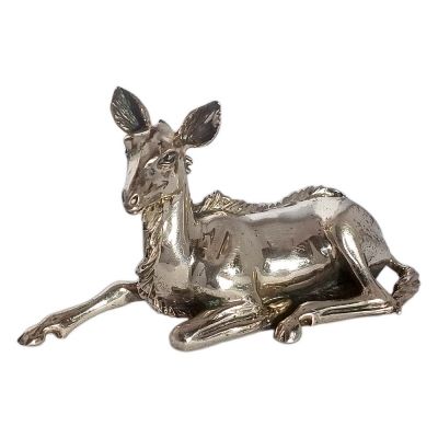 Srebro- srna (koja sjedi)