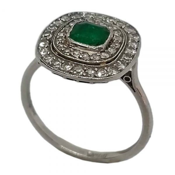 Prsten od platine s dijamantima i smaragdom