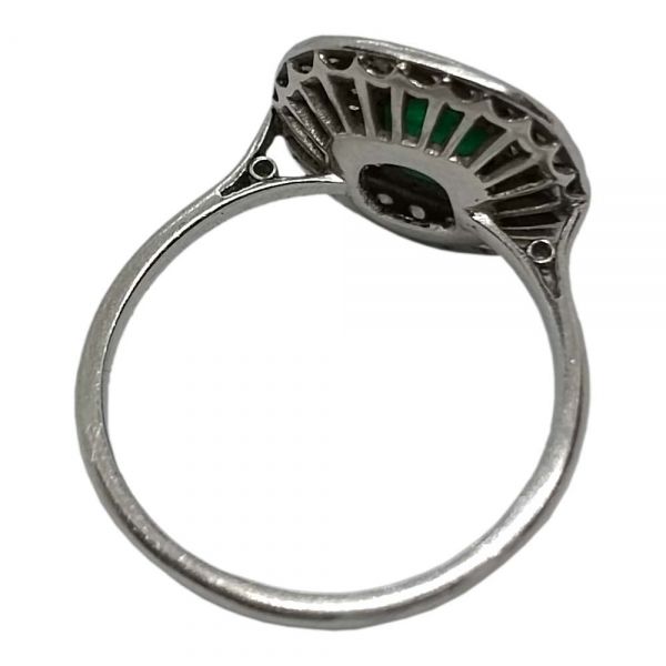 Prsten od platine s dijamantima i smaragdom